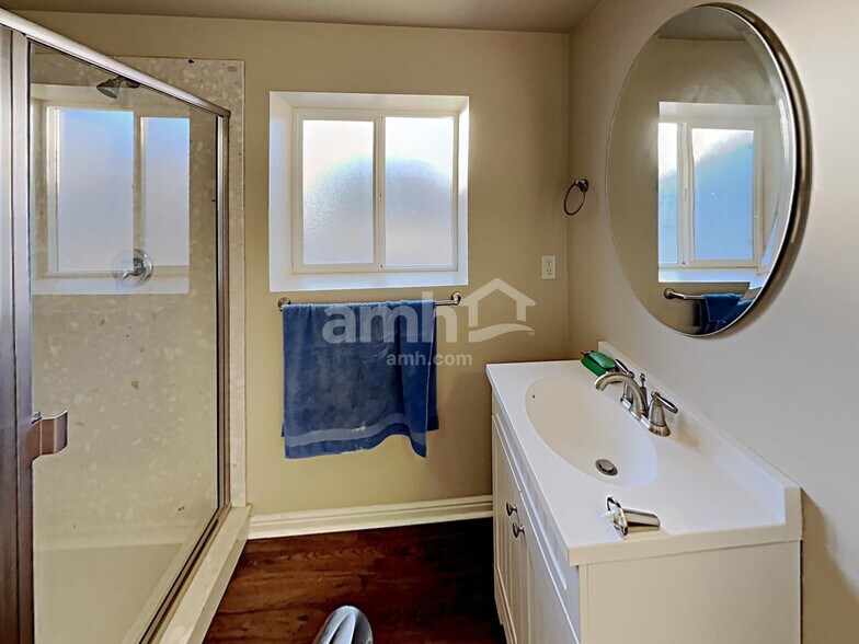 Building Photo - 1027 N 575 W