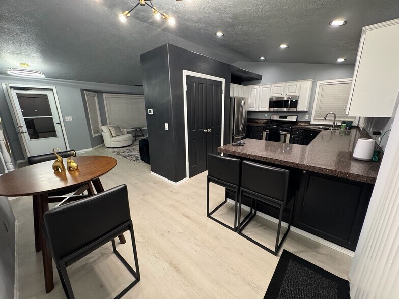 Building Photo - 1431 E Drucker St