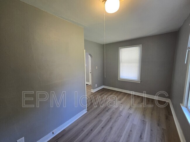 Building Photo - 908 W 6th St