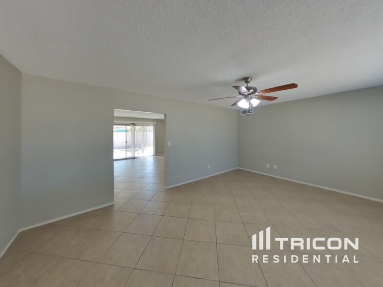 Building Photo - 3727 E Dahlia Dr