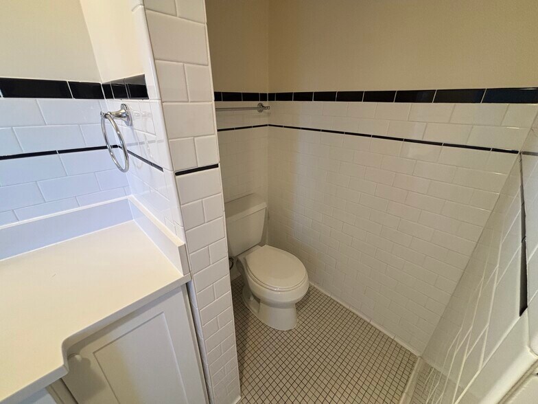 Building Photo - 16 Monmouth Ct