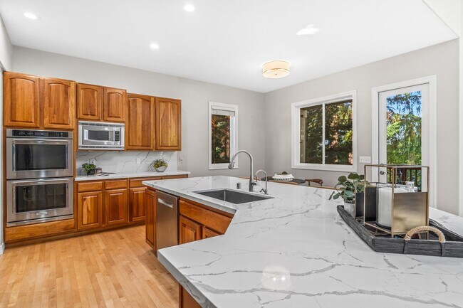 Building Photo - Luxury 4 bed 4 bath home in Lakemont, Bellevue