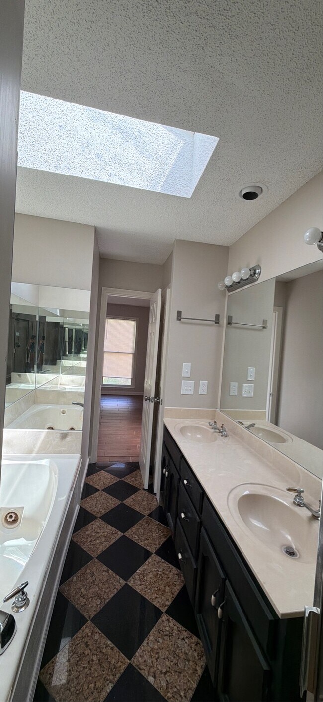 Building Photo - 112 Tres Dr