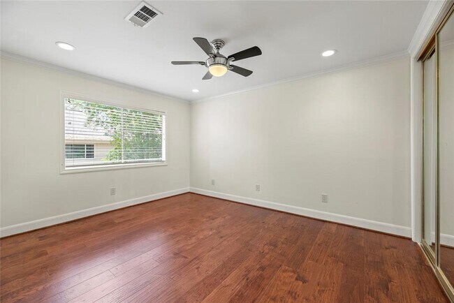 Building Photo - 201 Vanderpool Ln