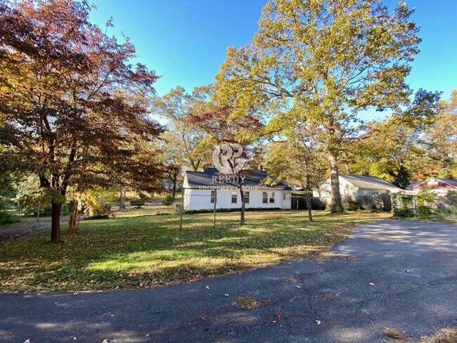 Building Photo - Spacious 3 bedroom  and 1 bath home with FENCED IN BACKYARD located minutes from downtown Spartan...