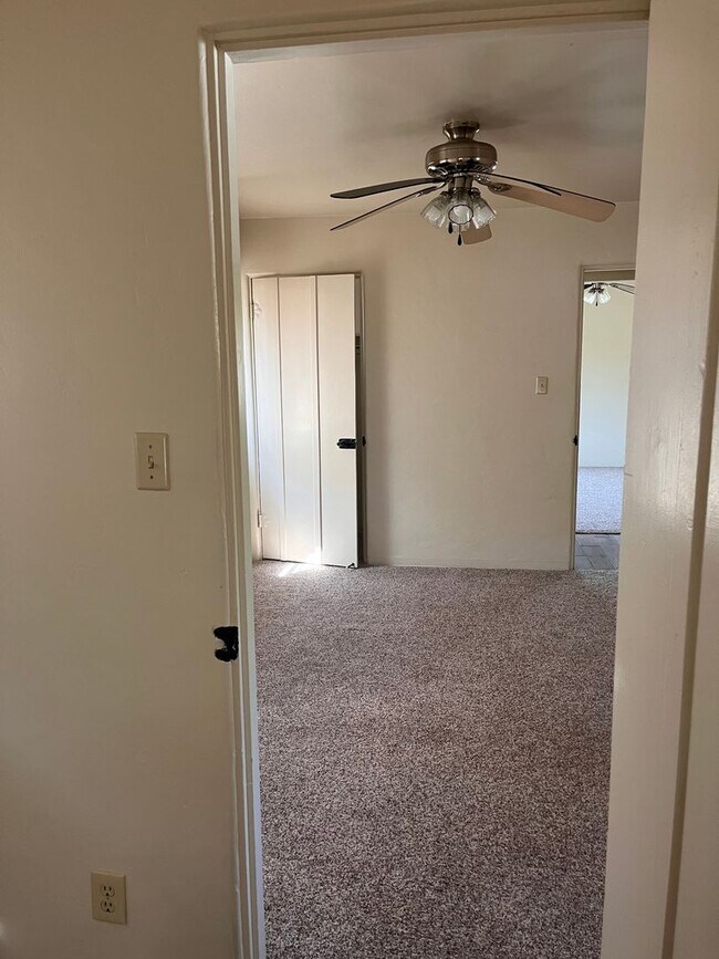 Building Photo - AVAILABLE NOW!! Delightful 1 bedroom, 1 ba...