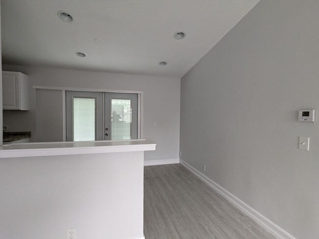 Building Photo - Beautifully renovated 3/2 home in Greenacres!