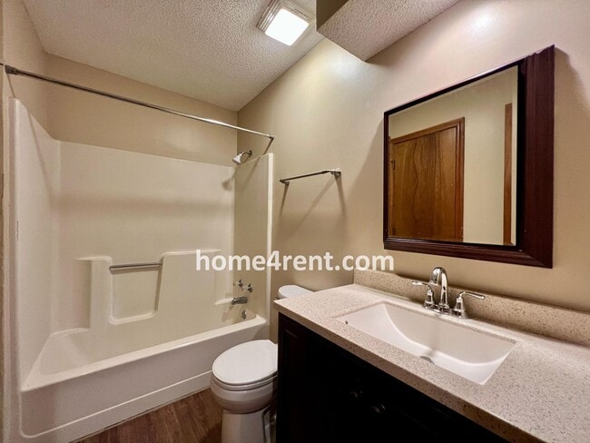 Building Photo - Cozy Duplex w/ Plenty of Space, LVP Flooring and a Fenced Yard!