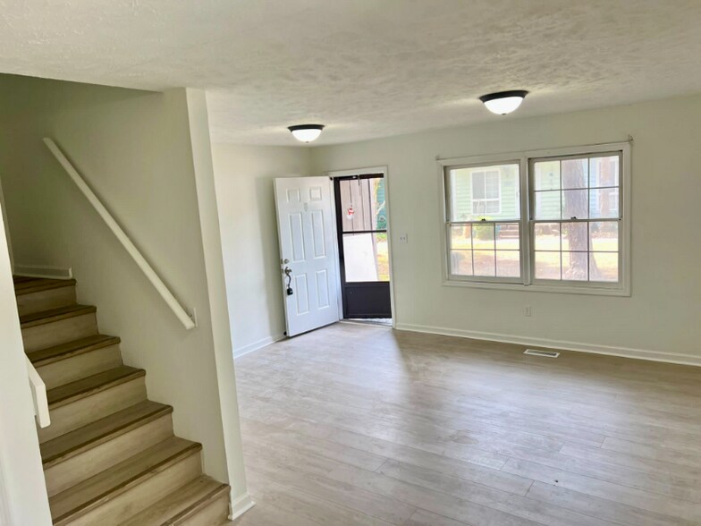 Building Photo - 402 74th Ave N