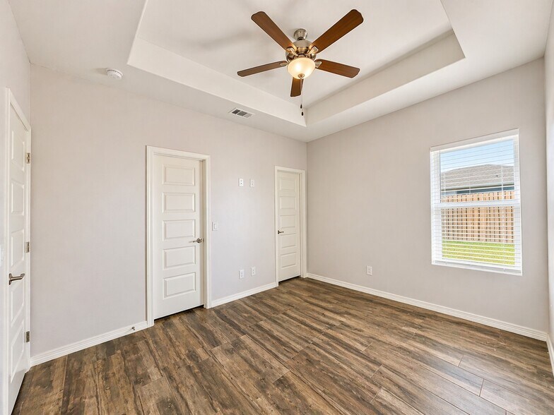 Building Photo - 4905 N Winona Dr