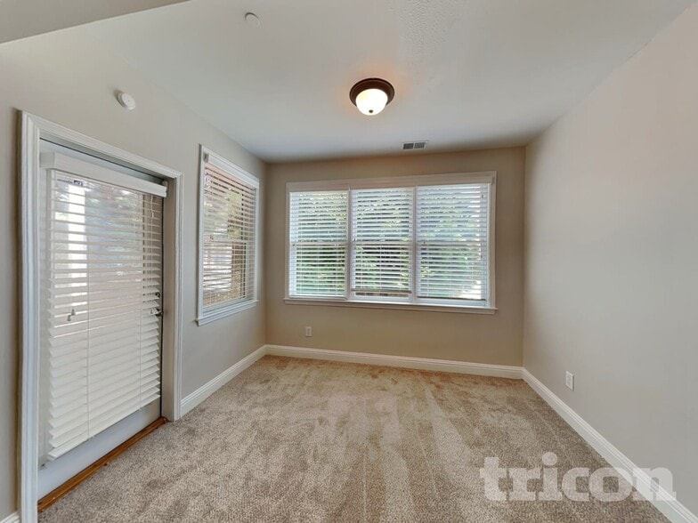 Building Photo - 1206 Comet View Tr SE