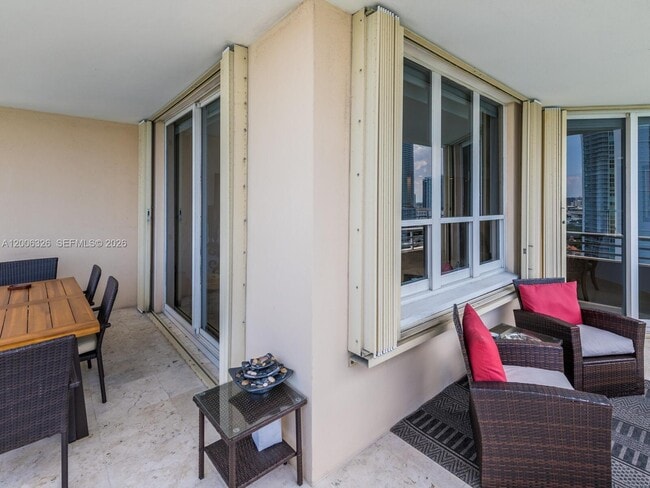 Building Photo - 888 Brickell Key Dr