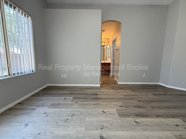 Building Photo - 1516 E Bowker St