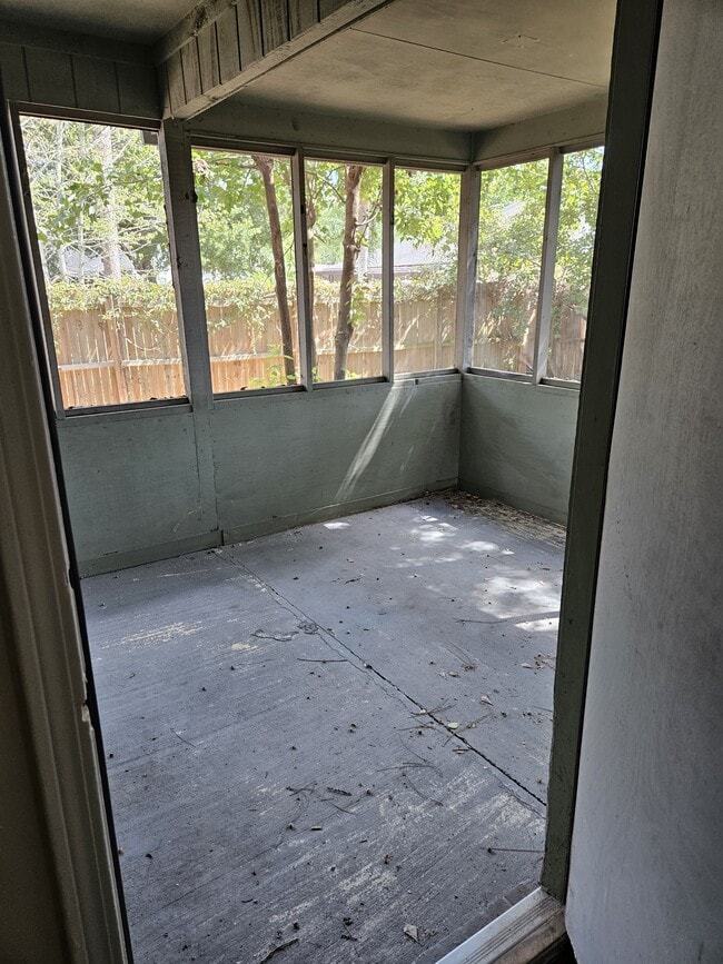 Building Photo - 3939 Hunters Lake Cir W