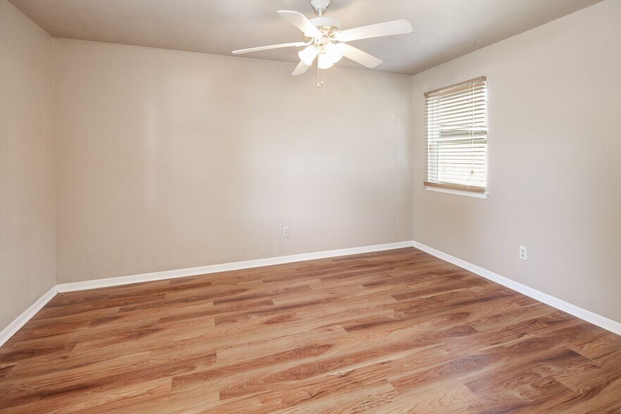 Building Photo - JUNE SUBLEASE!!!!  Adorable 3 Bedroom 2 Bathroom Home with Yard and 2 Car Garage!