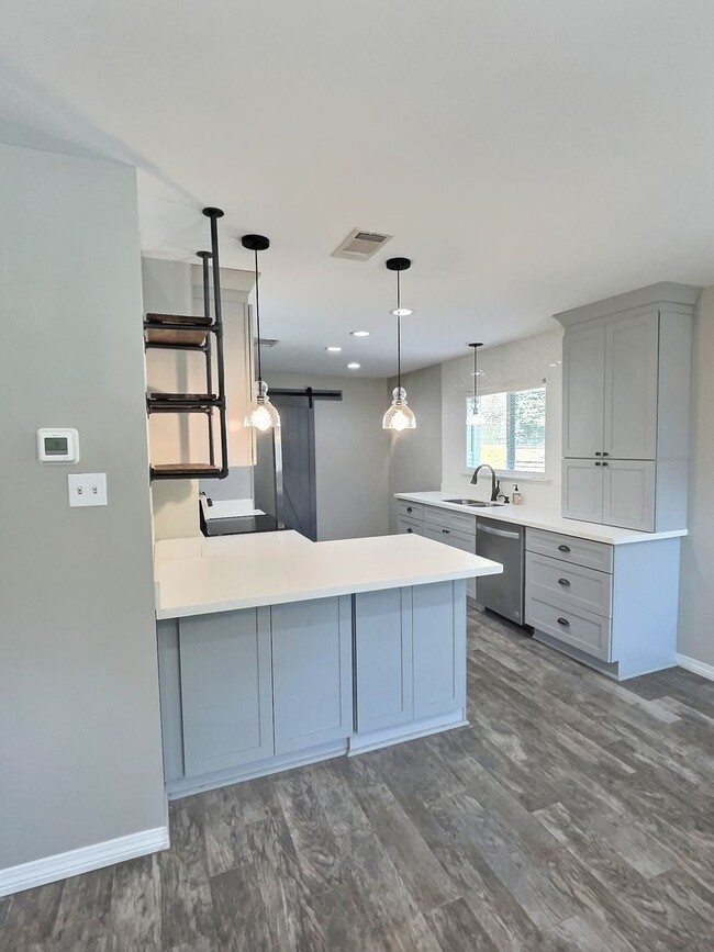 Building Photo - Stunning, Fully Renovated 3-Bed, 2- Full B...