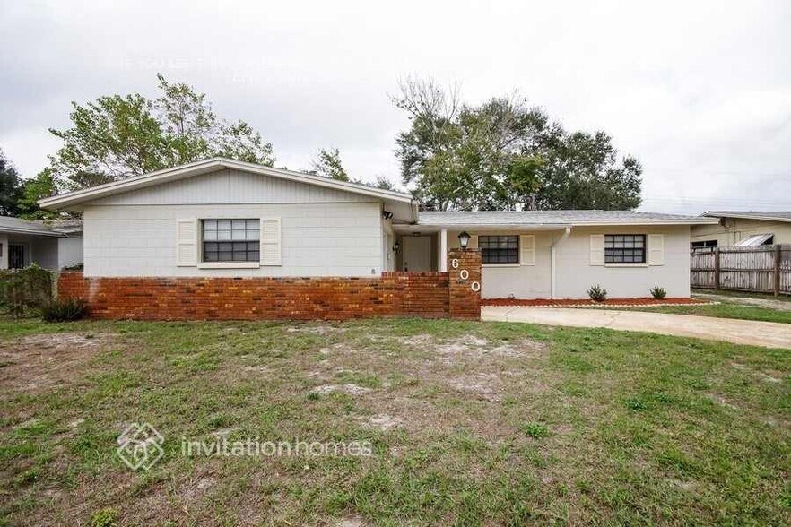 Building Photo - 600 W Sunrise Dr