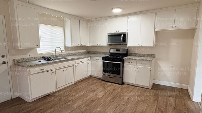 Building Photo - 2 bedroom 1 bathroom house located off the main street Oildale Dr.