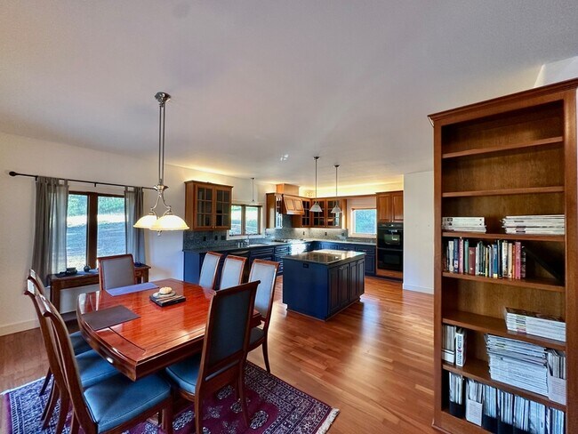 Building Photo - 10978 Squirrel Creek Rd