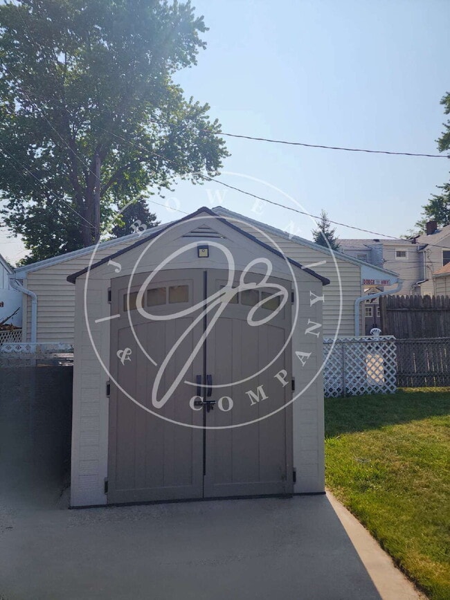 Building Photo - Move-In Ready! Spacious 4–5 Bedroom Home w...