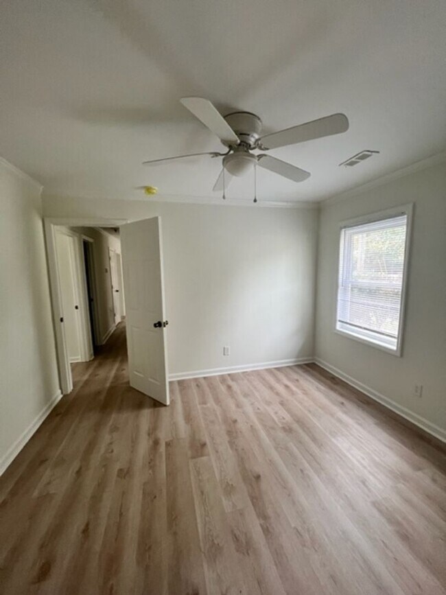 Building Photo - Three Bedroom in Ridgeland