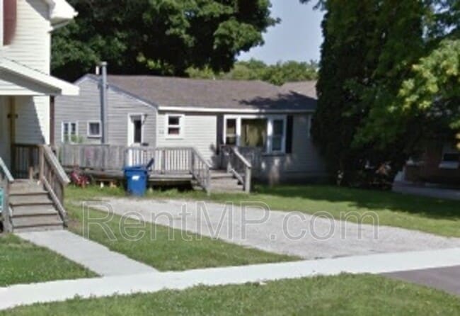 Building Photo - 1012 S Lansing