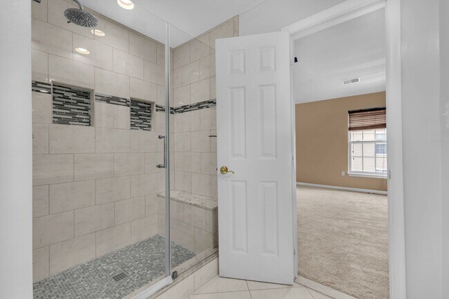Building Photo - Dream Townhome in Kingstowne – Updated Ele...