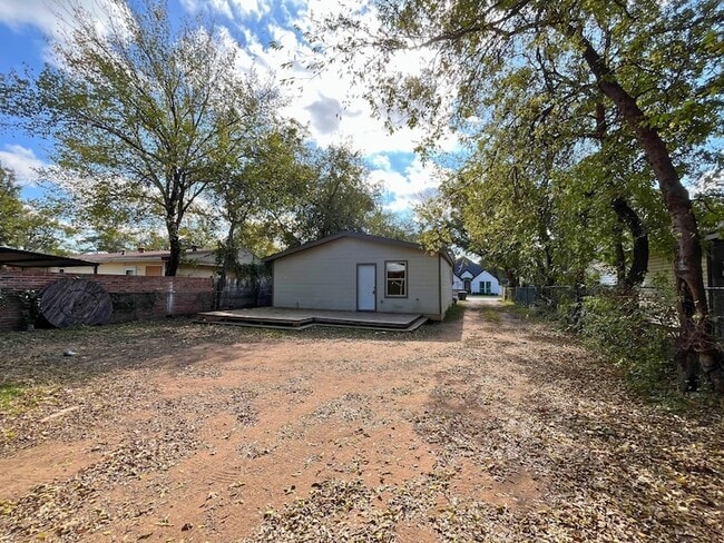 Primary Photo - 3913 Chenault St