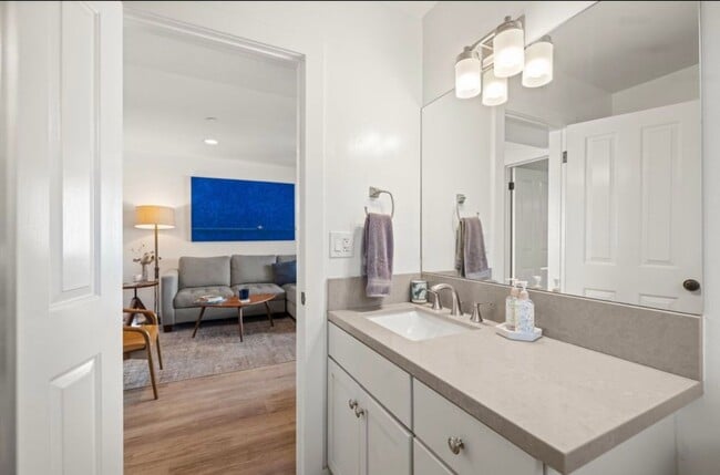 Building Photo - Downtown Santa Barbara 2 Bedroom