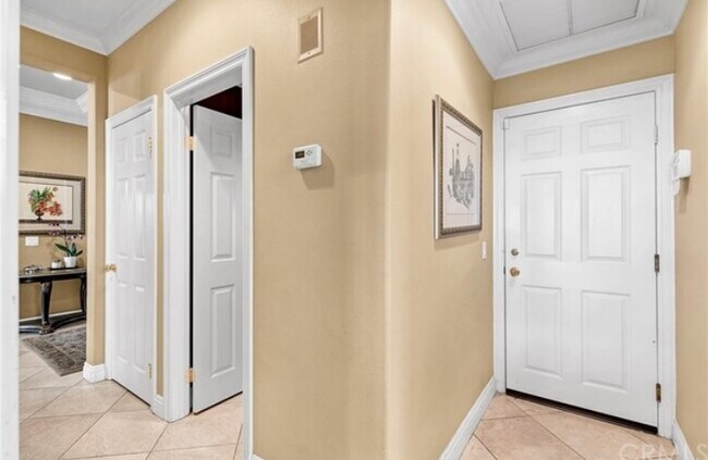 Building Photo - 9 Marisol