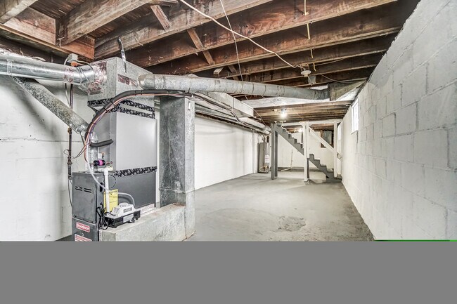 Building Photo - 1081 S Champion Ave