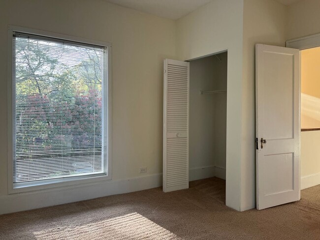 Building Photo - Very Spacious 2/2.5 Condo w/ Off-Street Pa...