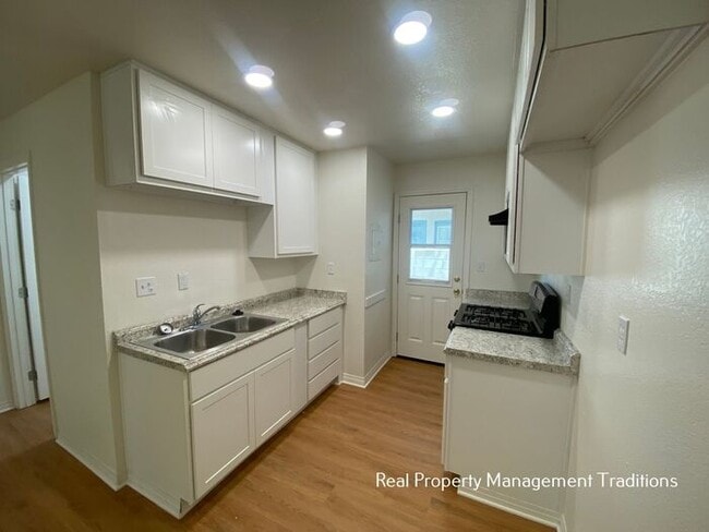 Building Photo - Upgraded 3 bedroom apartment in Rosamond!!!