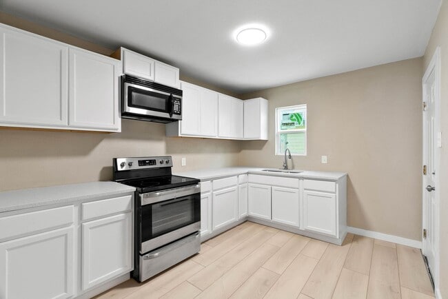 Building Photo - Remodeled 3 Bedroom 2 Bath Home