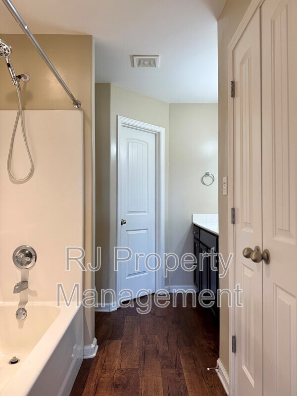 Building Photo - 5520 Kaitlyn Dr E
