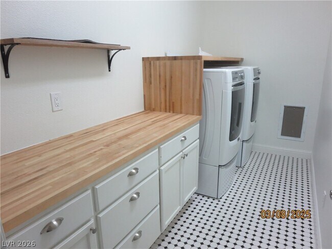 Building Photo - 499 Holly Hunt St