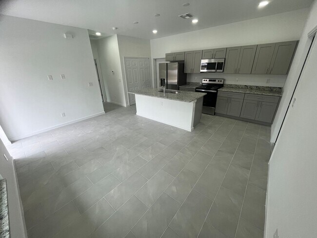 Building Photo - Charming 1 Bed-1 Bath-1 Car Garage Home in Lehigh Acres!