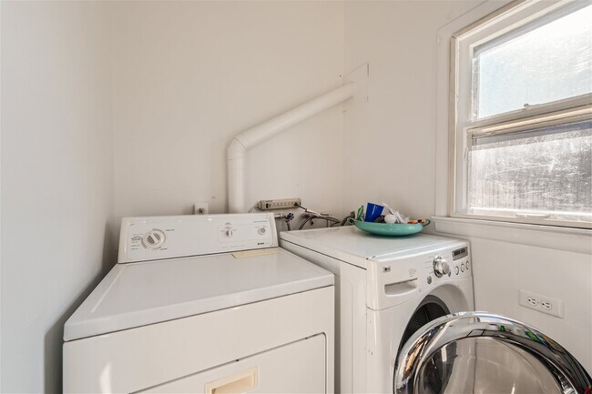 Building Photo - 2151 S Cherokee St