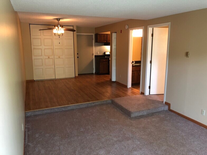 Building Photo - 1601 N Innsbruck Dr