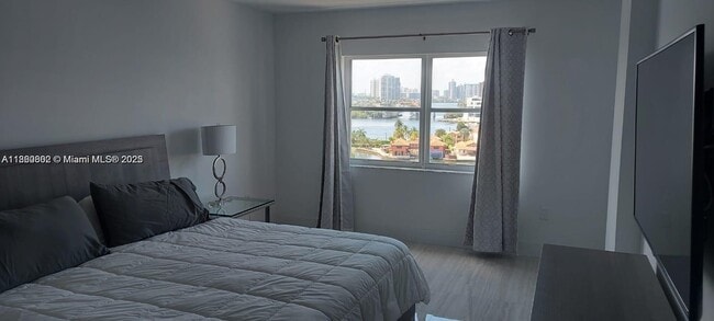 Building Photo - 400 Kings Point Dr