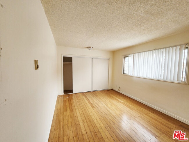 Building Photo - 425 S Kenmore Ave