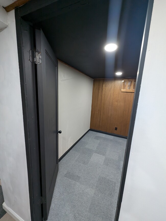 Building Photo - Rutland Ave