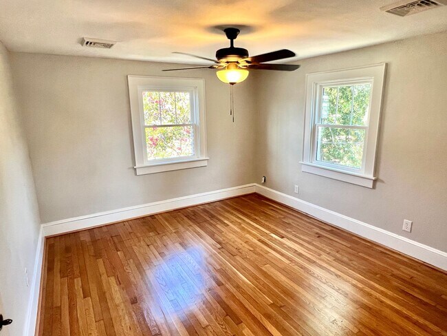 Building Photo - Completely Renovated 4BR Beach Cottage! Tw...