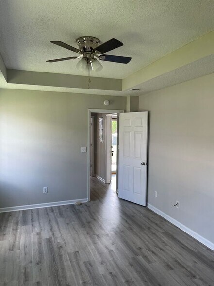 Building Photo - 208 Strawbridge Ln