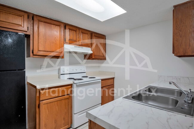 Building Photo - 7621 Melissa Ct N