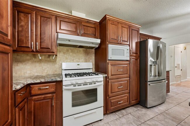 Building Photo - 2506 Oak Ln