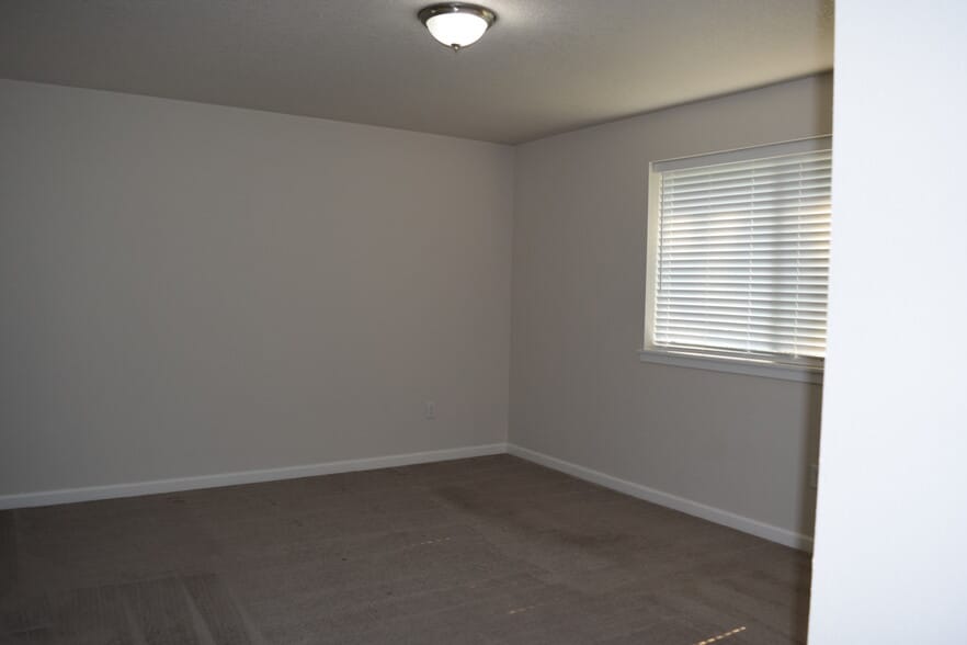 Primary bedroom - 836 SE Linden Ct