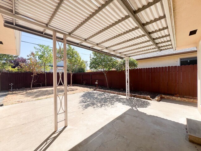 Building Photo - Tahoe Park Gem in Great Location!