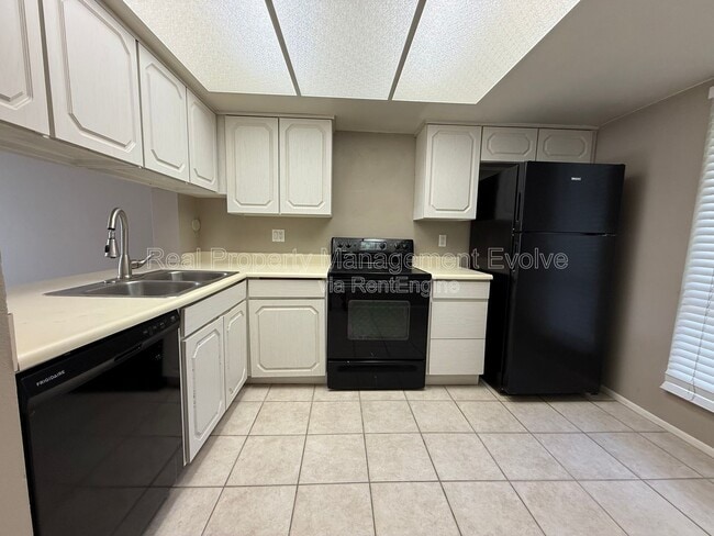 Building Photo - 815 E Grovers Ave
