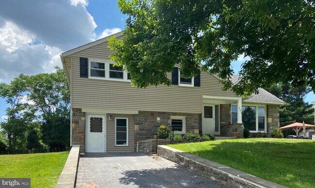 Building Photo - 121 Cypress Dr